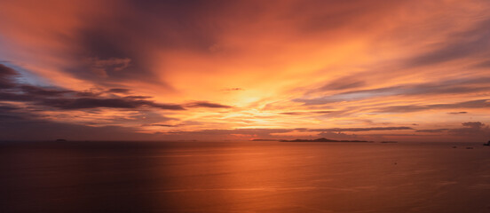 Obraz premium Dreamy sunset on tropical sea in Pattaya, Thailand. beautiful landscape of seascape with water reflection from sunlight. background for traveling and vacation.