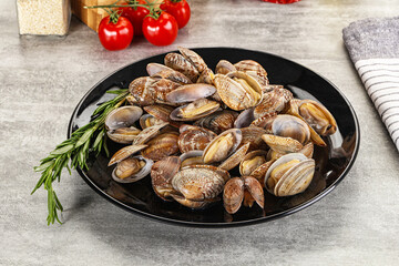 Raw vongole clams for cooking
