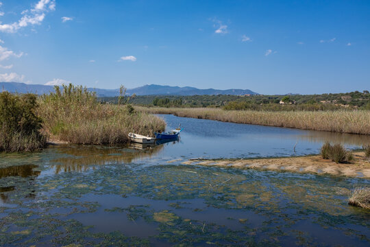 Zwei Fischerboote im seichten Fluss mit Bergen im Hintergrund