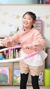  フラフープで遊ぶ子どもの縦動画
