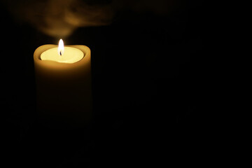 Single Lit Candle in Dark Background Creating a Warm and Mysterious Ambiance