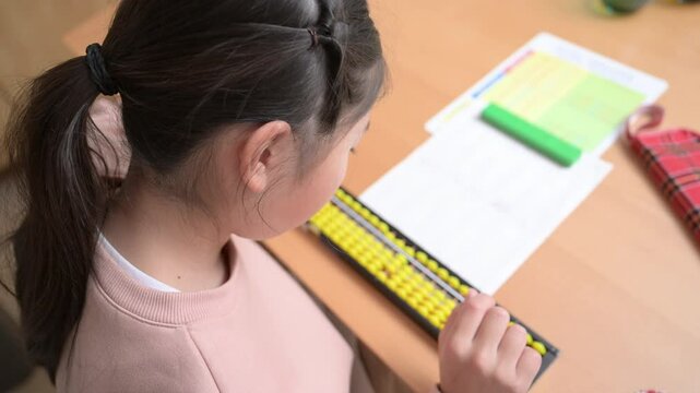 そろばん(珠算)をする小学生の俯瞰の動画