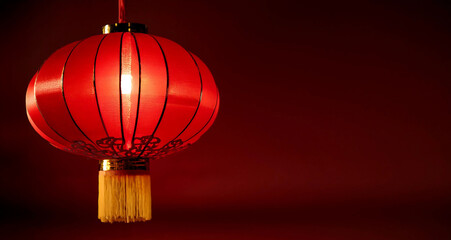 Obraz premium Chinese red lanterns on the night of the happy Chinese New Year decorate the streets.