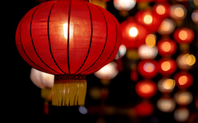 Obraz premium Chinese red lanterns on the night of the happy Chinese New Year decorate the streets.