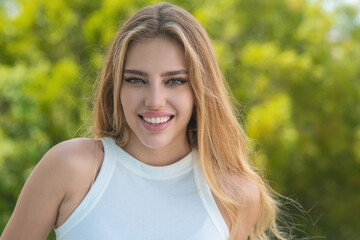 Naklejka premium Beauty skin. Woman beauty face, clean fresh skin natural makeup, beauty eyes and lips of female photo model. Beautiful woman with fresh healthy skin, summer background. Beauty cosmetics.