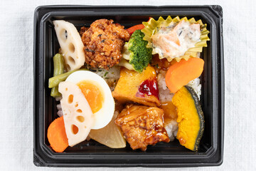 具だくさんのコンビニ弁当