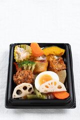 具だくさんのコンビニ弁当