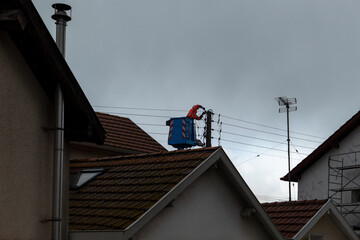 Eletricista a trabalhar para restabelecer a eletricidade após uma tempestade que deixou um bairro sem energia elétrica