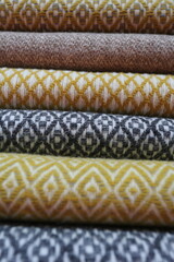 Plaids et couvertures tissés en laine jaunes et noires