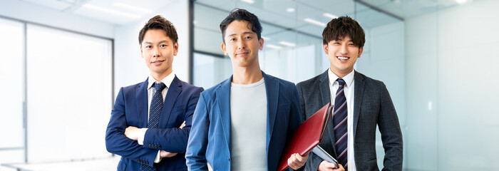 男性3人のビジネスチームワークイメージ