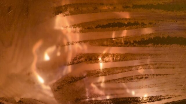 sfondo con fuoco di legna che arde dietro un vetro opaco e sporco di fuligine