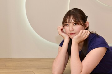 室内にて若い女性のポートレート