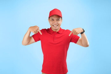 An Asian courier in a bright red uniform gestures confidently on a blue background. He highlights efficiency and commitment to fast delivery service.