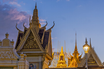 Fototapeta premium Temple roofs at dusk in the Royal Palace in Phnom Penh, Cambodia