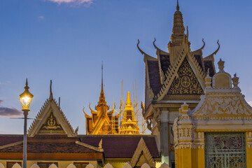 Fototapeta premium Temple roofs at dusk in the Royal Palace in Phnom Penh, Cambodia