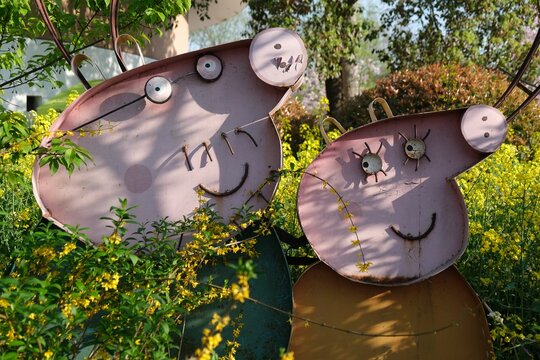 Rusty Peppa Pig sculptures in park
