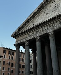 Obraz premium Majestic architecture of the Pantheon in Rome showcasing ancient columns against a blue sky at sunset