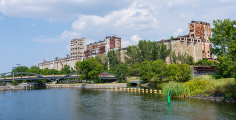 Obraz premium Lachine Canal National Historic Site in Old Port of Montreal. Silo No.5 in the background. Montreal, Quebec, Canada.