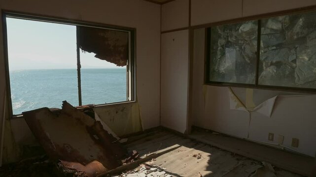 海沿いに残された廃旅館の客室跡