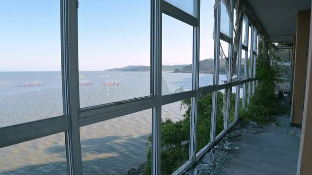 海沿いに残された廃ホテル