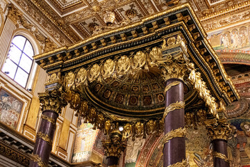 Baldacchino dell'Altare papale nella Basilica di Santa Maria Maggiore. Roma, Italia © Amelia Agnusdei