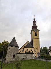 Obraz premium view of famous church tower in downtown tarvisio italy (julian alps) beautiful town