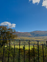 Obraz premium Fence View of Mountain Fall Foliage