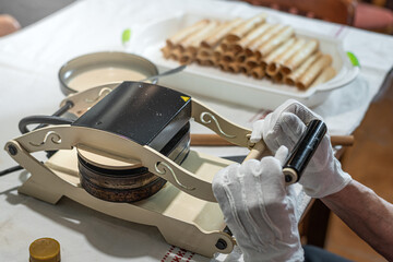 Closed baking stamper during baking of Christmas wafers.