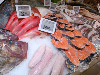 Pescaderia con pescado fresco y carteles con el precio en euros el kilo y nombre de la especie. Mercado, mar, comida