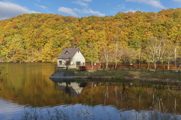 Obraz premium 宮城県七ヶ宿町 長老湖の紅葉 Autumn foliage at Lake Choro