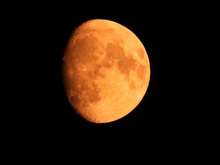 pomarańczowy księżyc jako rzadki widok nocnego krajobrazu © Maciej