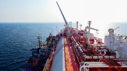 LNG vessel at bunkering operation © Alvaro Ardisana