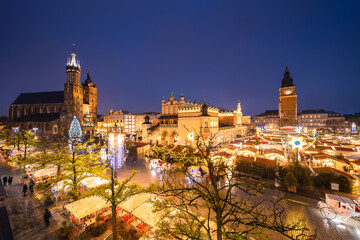 Naklejka premium View of the Krakow Christmas Market 2024 and the historic Old Town Square, beautifully illuminated with festive lights and vibrant holiday atmosphere.