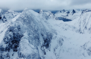 Obraz premium The SnowCovered Mountain Range in the Majestic Wilderness captivates all who visit