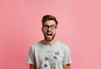 Obraz premium A man with glasses and a beard screams in shock.