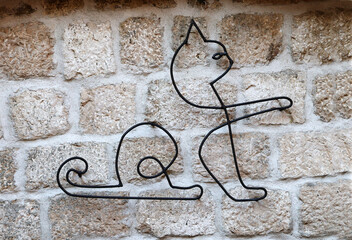 silhouette de chat métallique sur le mur