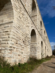 Fototapeta premium Located in Istanbul, Turkey, the Uzun Aqueduct was built in the 16th century by Mimar Sinan. It was built on the foundations of an old Byzantine structure.