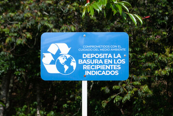 Signage to promote the proper disposal of garbage in the park, focused on the care and preservation of the environment.