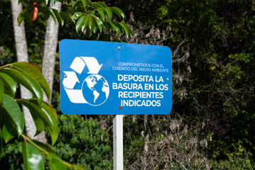 Signage to promote the proper disposal of garbage in the park, focused on the care and preservation of the environment.