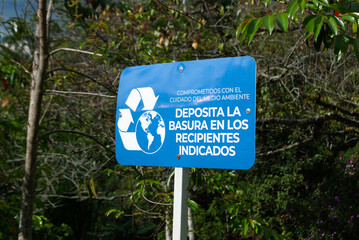 Signage to promote the proper disposal of garbage in the park, focused on the care and preservation of the environment.