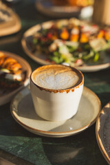 Cafe auf Frühstückstisch