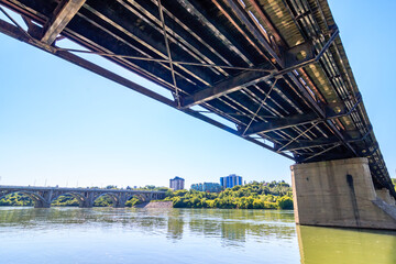 Obraz premium A bridge spans a river with a city in the background