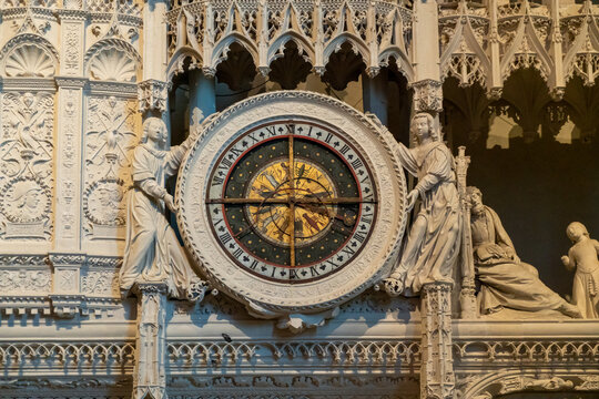 Astronomische Uhr an der Kathedrale in Chartres, Frankreich
