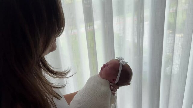 mulher segura bebe rec&eacute;m nascido 