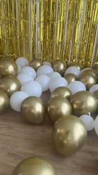 bal&otilde;es brancos e dourados decora&ccedil;&atilde;o para ano novo 