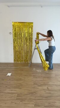mulher prepara decora&ccedil;&atilde;o para ano novo dourado 