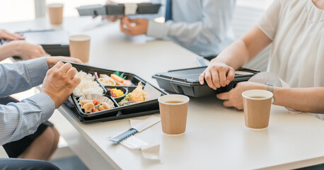 会議で出される仕出し弁当・福利厚生・ケータリング・デリバリー・社員食堂・社内カフェ・食事委託
