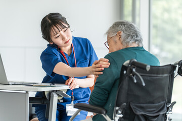 Obraz premium 肩こり・肩を痛がる高齢者・シニア女性と介護施設・病院で働く整形外科の医師・看護師・介護福祉士 