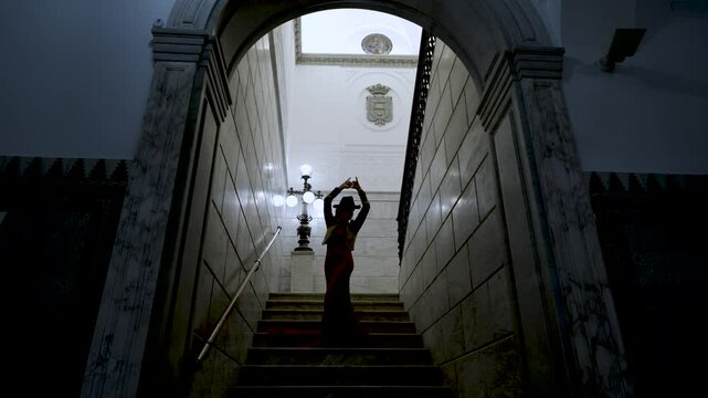 Mujer t&iacute;pica espa&ntilde;ola bailando flamenco en un museo de Sevilla, Andaluc&iacute;a, Espa&ntilde;a. Concepto de viaje cultural ex&oacute;tico.