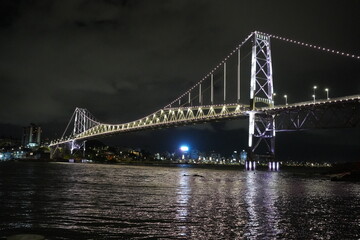 Obraz premium Ponte Hercílio Luz Florianópolis Iluminada 2024